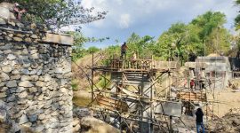 Caption: Kondisi Pekerja Tidak Menggunakan APD K3 Saat Berada di Atas Mengerjakan Proyek Pembangunan Jembatan Daleman-Pasarenan (Sumber Foto: Agus Junaidi/Pilar Pos)
