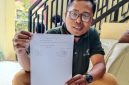 Caption: Ketua LSM AWPM Imam Syafi’i Memegang Bukti Tanda Terima Laporan usai melapor ke Polres Pamekasan, Senin (01/09/2025)