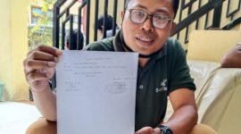 Caption: Ketua LSM AWPM Imam Syafi’i Memegang Bukti Tanda Terima Laporan usai melapor ke Polres Pamekasan, Senin (01/09/2025)