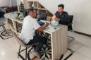 Caption: Syamsul Arifin, perwakilan Aliansi Pemuda Madura Bergerak saat Serahkan Surat Laporan di Kantor Bea Cukai Madura (Sumber Foto: dok/Pilar Pos)