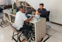 Caption: Syamsul Arifin, perwakilan Aliansi Pemuda Madura Bergerak saat Serahkan Surat Laporan di Kantor Bea Cukai Madura (Sumber Foto: dok/Pilar Pos)