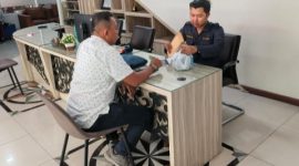 Caption: Syamsul Arifin, perwakilan Aliansi Pemuda Madura Bergerak saat Serahkan Surat Laporan di Kantor Bea Cukai Madura (Sumber Foto: dok/Pilar Pos)