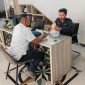 Caption: Syamsul Arifin, perwakilan Aliansi Pemuda Madura Bergerak saat Serahkan Surat Laporan di Kantor Bea Cukai Madura (Sumber Foto: dok/Pilar Pos)