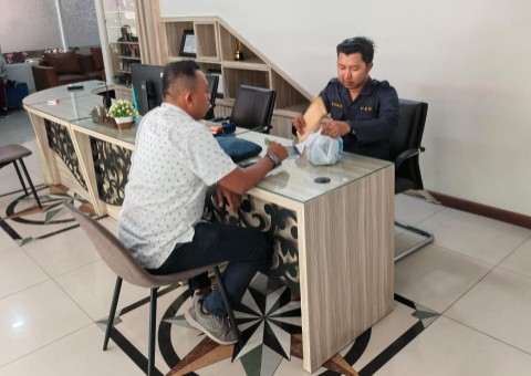 Caption: Syamsul Arifin, perwakilan Aliansi Pemuda Madura Bergerak saat Serahkan Surat Laporan di Kantor Bea Cukai Madura (Sumber Foto: dok/Pilar Pos)