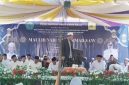 KH. Muleh Adnan saat memberikan ceramah keagamaan tentang keutamaan merakan Maulid Mabi Muhammad Saw. Di halaman LPI Mansyaul ulum Desa Sana Daya Pasean Pamekasan, Kamis, 11/09/2025. (Red) 