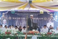 KH. Muleh Adnan saat memberikan ceramah keagamaan tentang keutamaan merakan Maulid Mabi Muhammad Saw. Di halaman LPI Mansyaul ulum Desa Sana Daya Pasean Pamekasan, Kamis, 11/09/2025. (Red) 