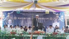 KH. Muleh Adnan saat memberikan ceramah keagamaan tentang keutamaan merakan Maulid Mabi Muhammad Saw. Di halaman LPI Mansyaul ulum Desa Sana Daya Pasean Pamekasan, Kamis, 11/09/2025. (Red) 