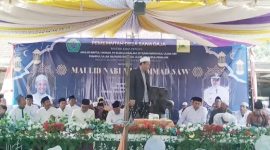 KH. Muleh Adnan saat memberikan ceramah keagamaan tentang keutamaan merakan Maulid Mabi Muhammad Saw. Di halaman LPI Mansyaul ulum Desa Sana Daya Pasean Pamekasan, Kamis, 11/09/2025. (Red) 
