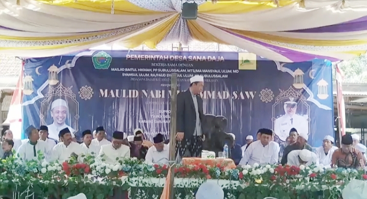 KH. Muleh Adnan saat memberikan ceramah keagamaan tentang keutamaan merakan Maulid Mabi Muhammad Saw. Di halaman LPI Mansyaul ulum Desa Sana Daya Pasean Pamekasan, Kamis, 11/09/2025. (Red) 