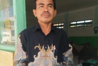 Caption: Ayyub, Pj Kades Tlagah Saat Menerima Surat Keberatan dari Warga Lon Sabe (Sumber Foto: dok/Pilar Pos)