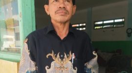 Caption: Ayyub, Pj Kades Tlagah Saat Menerima Surat Keberatan dari Warga Lon Sabe (Sumber Foto: dok/Pilar Pos)