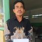 Caption: Ayyub, Pj Kades Tlagah Saat Menerima Surat Keberatan dari Warga Lon Sabe (Sumber Foto: dok/Pilar Pos)
