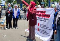 Caption: Siti Farida, Ketua MDW Sampang Saat Orasi di Depan Mapolres Sampang (Sumber Foto: Agus Junaidi/Pilar Pos)