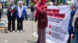 Caption: Siti Farida, Ketua MDW Sampang Saat Orasi di Depan Mapolres Sampang (Sumber Foto: Agus Junaidi/Pilar Pos)