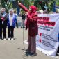Caption: Siti Farida, Ketua MDW Sampang Saat Orasi di Depan Mapolres Sampang (Sumber Foto: Agus Junaidi/Pilar Pos)