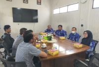 Caption: Aliansi Masyarakat Sampang (AMS) saat melakukan audiensi dengan Inspektorat Kabupaten Sampang terkait proyek rekonstruksi jembatan penghubung Desa Daleman-Pasarenan, Kecamatan Kedungdung