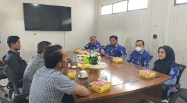 Caption: Aliansi Masyarakat Sampang (AMS) saat melakukan audiensi dengan Inspektorat Kabupaten Sampang terkait proyek rekonstruksi jembatan penghubung Desa Daleman-Pasarenan, Kecamatan Kedungdung