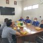 Caption: Aliansi Masyarakat Sampang (AMS) saat melakukan audiensi dengan Inspektorat Kabupaten Sampang terkait proyek rekonstruksi jembatan penghubung Desa Daleman-Pasarenan, Kecamatan Kedungdung