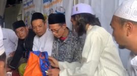 Caption: Ayah Santri Korban Runtuhnya Pembangunan Mushala Pesantren AL-Khoziny saat mengembalikan santunan kepada perwakilan pesantren (Sumber Foto: dok/Pilar Pos)