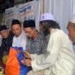 Caption: Ayah Santri Korban Runtuhnya Pembangunan Mushala Pesantren AL-Khoziny saat mengembalikan santunan kepada perwakilan pesantren (Sumber Foto: dok/Pilar Pos)