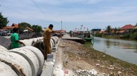Caption: Kabid Perhubungan Laut Dishub Sampang Iwan Heri Susanto saat menunjukkan lokasi proyek tambatan perahu di Pelabuhan Tanglok kepada wartawan (Sumber Foto: Agus Junaidi/Pilar Pos)