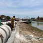 Caption: Kabid Perhubungan Laut Dishub Sampang Iwan Heri Susanto saat menunjukkan lokasi proyek tambatan perahu di Pelabuhan Tanglok kepada wartawan (Sumber Foto: Agus Junaidi/Pilar Pos)