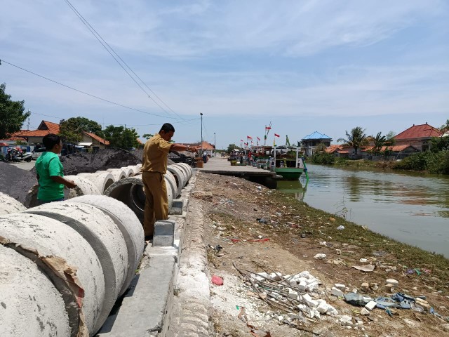 Caption: Kabid Perhubungan Laut Dishub Sampang Iwan Heri Susanto saat menunjukkan lokasi proyek tambatan perahu di Pelabuhan Tanglok kepada wartawan (Sumber Foto: Agus Junaidi/Pilar Pos)