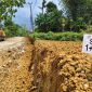Caption: Proyek Peningkatan Struktur Jalan Batulenger-Tobai Timur Saat Pekerjaan Galian (Sumber Foto: Pilar Pos)