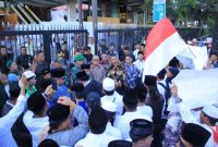 Caption: Ratusan Alumni Satri Lepelle saat Menggelar Aksi Demontrasi di Depan The Trans Icon Surabaya (Sumber Foto: Agus Junaidi/Pilar Pos)