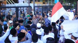 Caption: Ratusan Alumni Satri Lepelle saat Menggelar Aksi Demontrasi di Depan The Trans Icon Surabaya (Sumber Foto: Agus Junaidi/Pilar Pos)