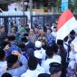 Caption: Ratusan Alumni Satri Lepelle saat Menggelar Aksi Demontrasi di Depan The Trans Icon Surabaya (Sumber Foto: Agus Junaidi/Pilar Pos)
