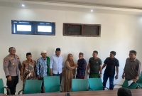AM saat berjabatan tangan dengan Putri MS di aula Mapolres Pamekasan, Kamis, 16/10/2025.