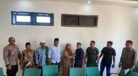 AM saat berjabatan tangan dengan Putri MS di aula Mapolres Pamekasan, Kamis, 16/10/2025.