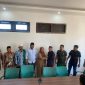 AM saat berjabatan tangan dengan Putri MS di aula Mapolres Pamekasan, Kamis, 16/10/2025.