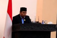 Caption: Wakil Ketua Fraksi PAN–PBB DPRD Sampang, Muhammad Nur Mustakim, saat membacakan pandangan umum di Rapat Paripurna (Sumber Foto: Pilarpos.com)