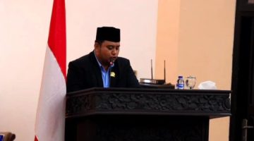 Caption: Wakil Ketua Fraksi PAN–PBB DPRD Sampang, Muhammad Nur Mustakim, saat membacakan pandangan umum di Rapat Paripurna (Sumber Foto: Pilarpos.com)