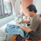 Caption: Mursidi, saat menjahit dengan mesin jahit batuan dari SKK Migas-Medco Energi Sampang (Sumber Foto: Agus Junaidi/Pilar Pos)