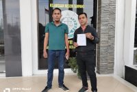 Caption: Mat Pandi (Pegang surat tanda terima laporan) didampingi Zainal Sekretaris AMS usai laporan ke Kejari Sampang (Sumber Foto: Agus Junaidi/Pilar Pos)