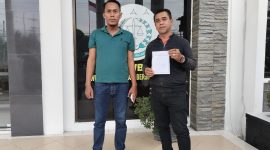 Caption: Mat Pandi (Pegang surat tanda terima laporan) didampingi Zainal Sekretaris AMS usai laporan ke Kejari Sampang (Sumber Foto: Agus Junaidi/Pilar Pos)