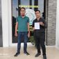 Caption: Mat Pandi (Pegang surat tanda terima laporan) didampingi Zainal Sekretaris AMS usai laporan ke Kejari Sampang (Sumber Foto: Agus Junaidi/Pilar Pos)