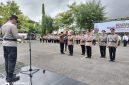 Caption: IPTU Nur Fajri Alim (Baret Merah/depan), saat di sumpah jabatan dan beberapa perwira lainnya di acara upacara sertijab di Mapolres Sampang (Sumber Foto: Agus Junaidi/Pilar Pos)