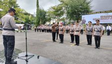 Caption: IPTU Nur Fajri Alim (Baret Merah/depan), saat di sumpah jabatan dan beberapa perwira lainnya di acara upacara sertijab di Mapolres Sampang (Sumber Foto: Agus Junaidi/Pilar Pos)