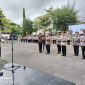 Caption: IPTU Nur Fajri Alim (Baret Merah/depan), saat di sumpah jabatan dan beberapa perwira lainnya di acara upacara sertijab di Mapolres Sampang (Sumber Foto: Agus Junaidi/Pilar Pos)
