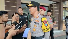 Caption: Kapolres Sampang AKP Hartono saat diwawancarai sejumlah wartawan usai acara sertijab pada Rabu (29/10/2025) di Mapolres Sampang (Sumber Foto: Agus Junaidi/Pilar Pos)