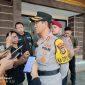Caption: Kapolres Sampang AKP Hartono saat diwawancarai sejumlah wartawan usai acara sertijab pada Rabu (29/10/2025) di Mapolres Sampang (Sumber Foto: Agus Junaidi/Pilar Pos)