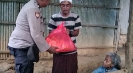 Caption: Anggota Polsek Tambelangan saat sambangi dan memberikan bantuan sembako terhadap keluarga Buk Ma'e di Desa Barung Gagah (Sumber Foto: Polsek Tambelangan/dok Pilar Pos)