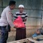 Caption: Anggota Polsek Tambelangan saat sambangi dan memberikan bantuan sembako terhadap keluarga Buk Ma'e di Desa Barung Gagah (Sumber Foto: Polsek Tambelangan/dok Pilar Pos)