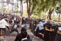 Caption: Aksi demontrasi tolak penundaan pilkades di Sampang saat terjadi kericuhan (Sumber Foto: Agus Junaidi/Pilar Pos)