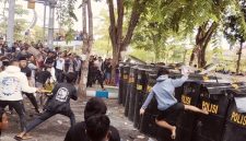 Caption: Aksi demontrasi tolak penundaan pilkades di Sampang saat terjadi kericuhan (Sumber Foto: Agus Junaidi/Pilar Pos)