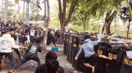 Caption: Aksi demontrasi tolak penundaan pilkades di Sampang saat terjadi kericuhan (Sumber Foto: Agus Junaidi/Pilar Pos)